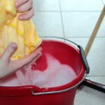 Pavimento lucido e pulito, riflessi evidenti dopo l'applicazione del trucco della nonna.