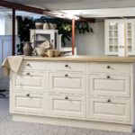 Cassetti della cucina ben organizzati e allineati, pronti per una soluzione rapida di riparazione.