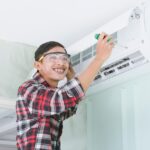 Filtri di condizionatori in fase di pulizia, evidenziando tecniche e strumenti utilizzati.