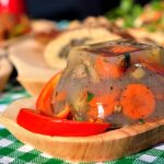 Immagine di piatti tradizionali con ingredienti poco salutari, evidenziando il contrasto con le aspettative.