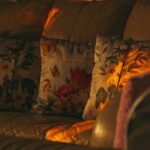 Cuscini del divano con odori sgradevoli, rimedi naturali per rinfrescarli immediatamente.