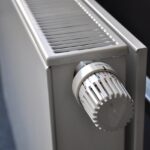 Termosifone pulito con polvere rimossa, pronto per l'inverno e per migliorare la qualità dell'aria in casa.