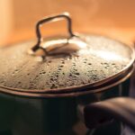 Ingredienti naturali per combattere l'umidità in casa, come il bicarbonato di sodio.