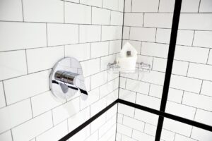 Porta-shampoo di design elegante e moderno in un bagno minimalista.