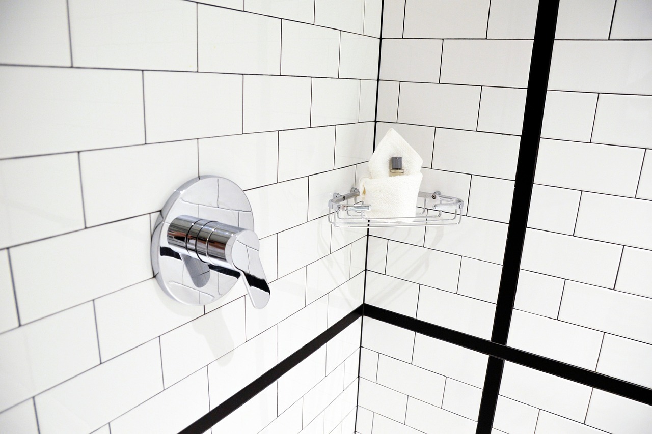 Porta-shampoo di design elegante e moderno in un bagno minimalista.