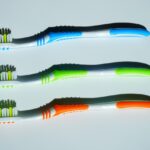 Immagine di uno spazzolino da denti immerso in una soluzione disinfettante.