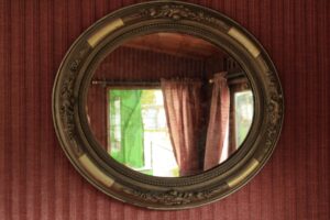 Il segreto per avere specchi senza aloni per settimane con un solo ingrediente