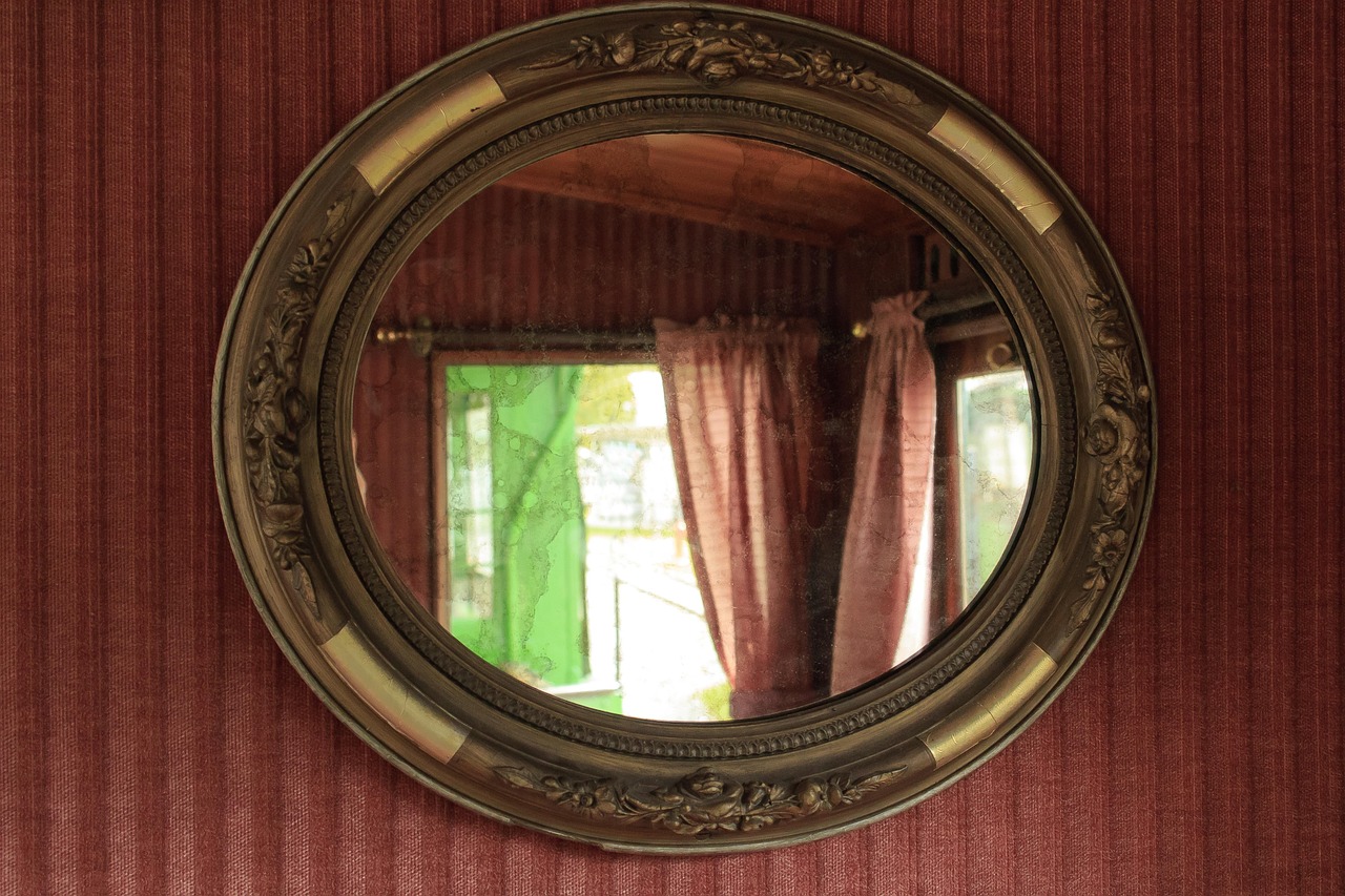 Specchio lucido e senza aloni, risultato di un metodo semplice con un solo ingrediente.