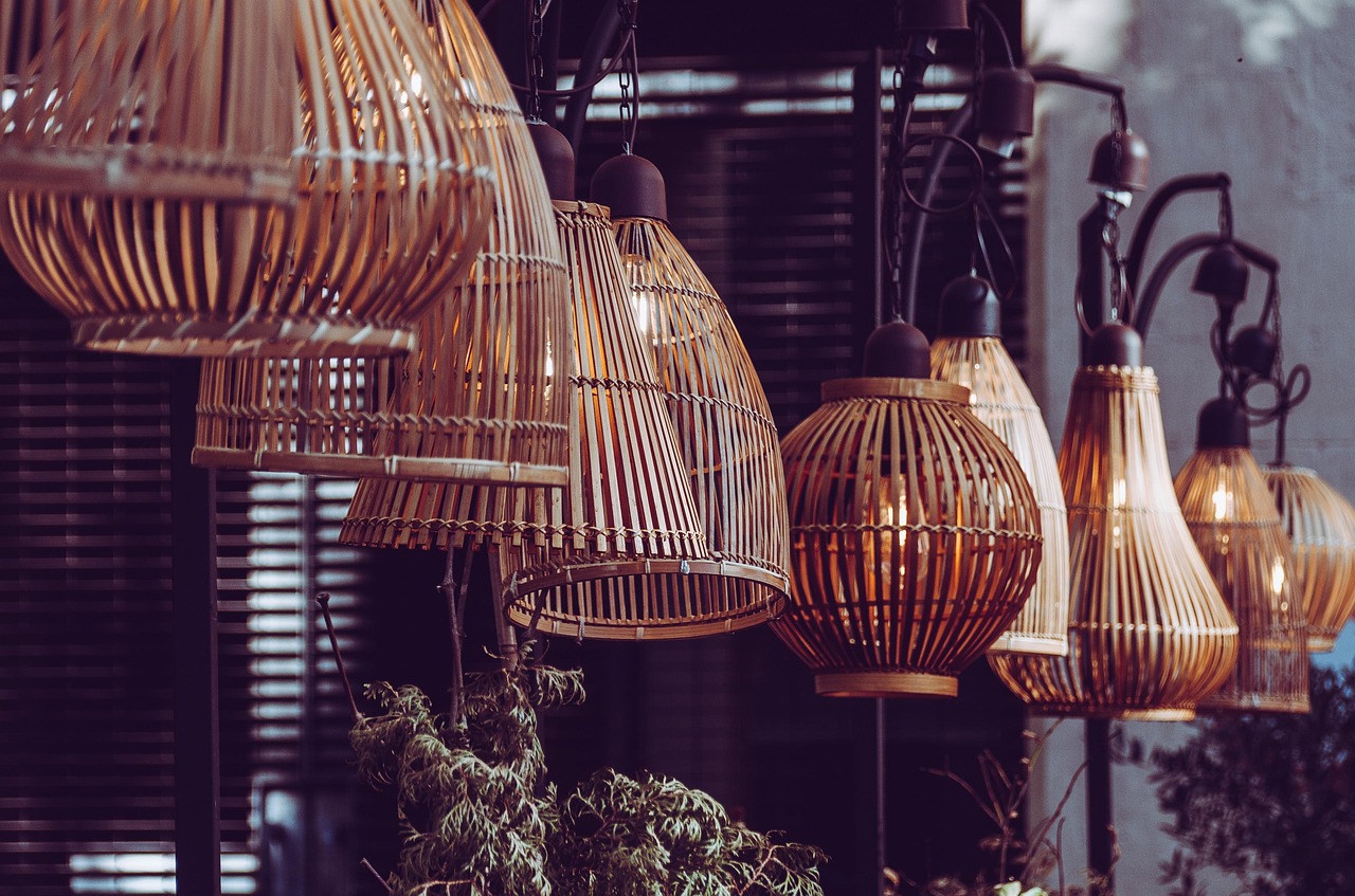 Interno di una casa arredato con materiali eco-friendly e piante, riflettendo uno stile di design sostenibile.